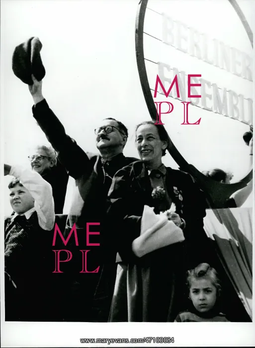 : Bertolt Brecht, German writer and Helene Weigel, actress : Bertolt Brecht, German writer and Helene Weigel, actress