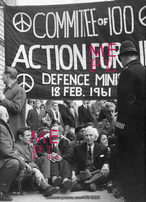 : Bertrand Russell with others on a CND campaign : Bertrand Russell with others on a CND campaign