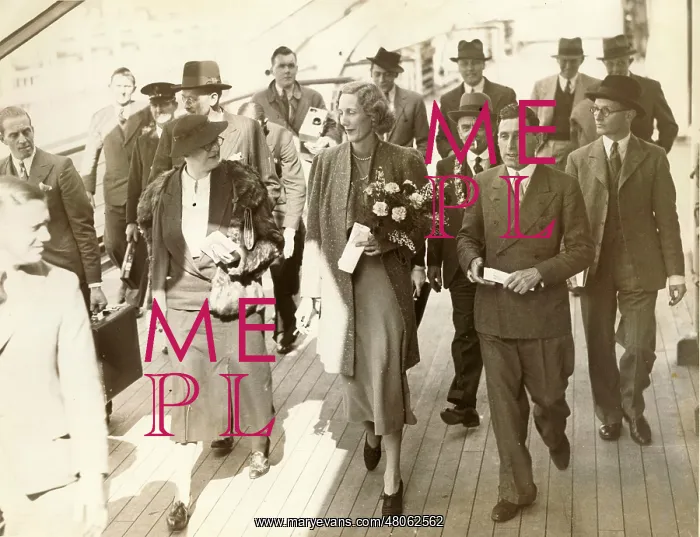 : Beryl Markham (1902-1986) on her arrival back in the UK : Beryl Markham (1902-1986) on her arrival back in the UK