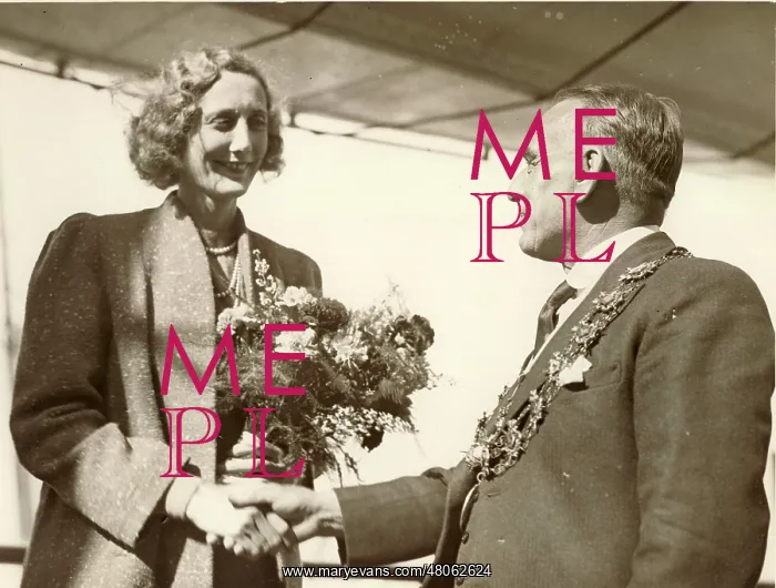 : Beryl Markham (1902-1986) on her arrival back in the UK : Beryl Markham (1902-1986) on her arrival back in the UK