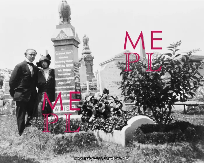 : Bess and Harry Houdini at his beloved mother, ? : Bess and Harry Houdini at his beloved mother, ?