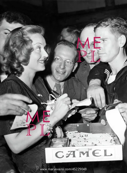 : BETTE DAVIS hands out autographs and cigarettes ? : BETTE DAVIS hands out autographs and cigarettes ?