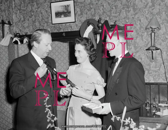 : Bexley Young Conservatives Presentation to Edward Heath MP : Bexley Young Conservatives Presentation to Edward Heath MP