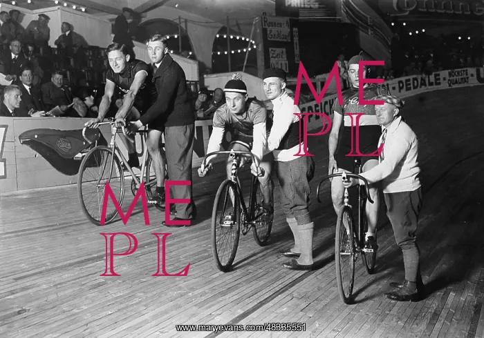 : Bicycle racing in Berlin, 1927 : Bicycle racing in Berlin, 1927
