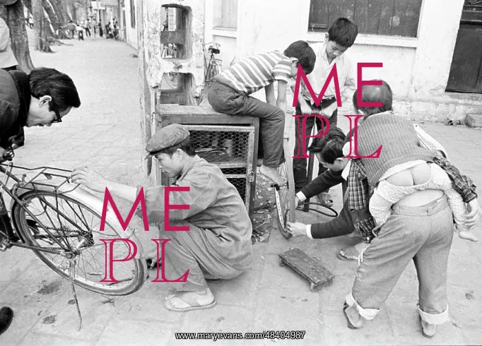 : Bicycle workshop in Vietnam, 1980 : Bicycle workshop in Vietnam, 1980