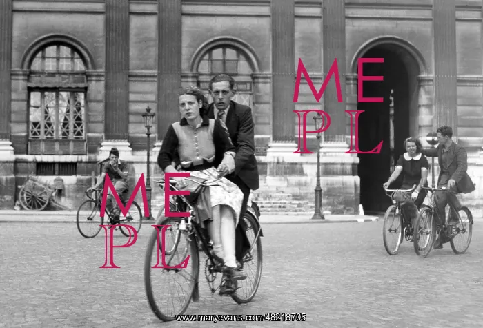 : Bicylists in Paris, 1940 : Bicylists in Paris, 1940