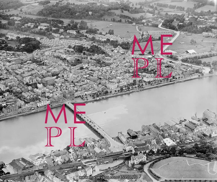 : Bideford, Devon. Bideford Bridge, the River Torridge and the town : Bideford, Devon. Bideford Bridge, the River Torridge and the town