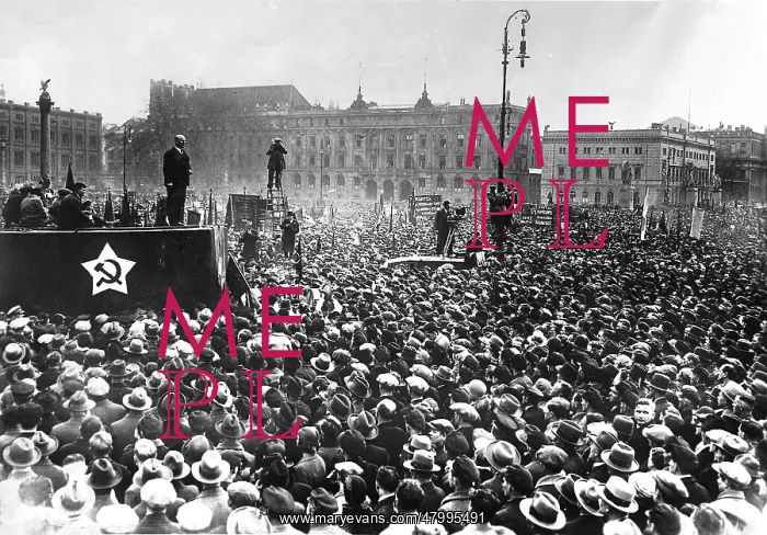 : Big crowd listens to Communist leader Thaelmann : Big crowd listens to Communist leader Thaelmann