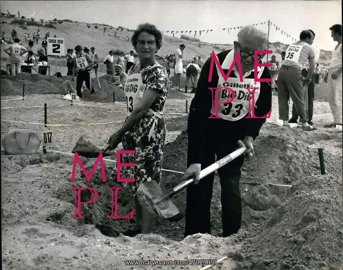 : Big Dig Bank Holiday competition, Camber Sands, Sussex : Big Dig Bank Holiday competition, Camber Sands, Sussex