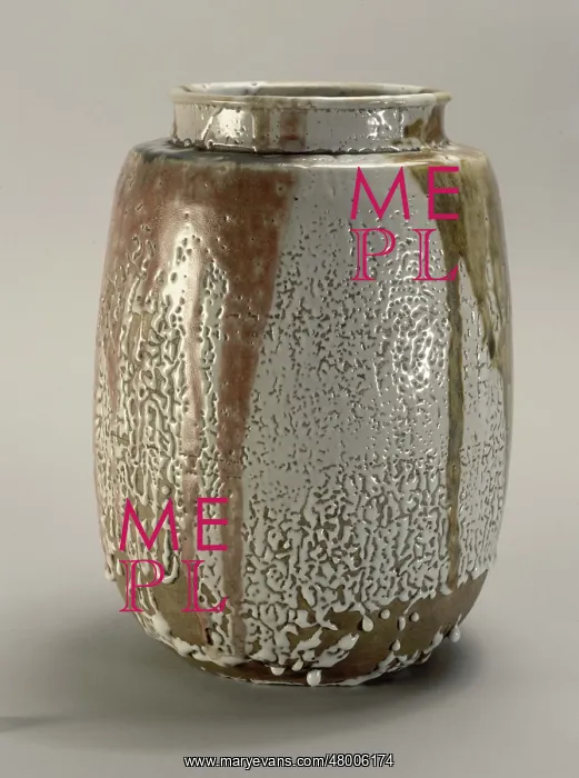 : Big pot with a grey bottom : Big pot with a grey bottom