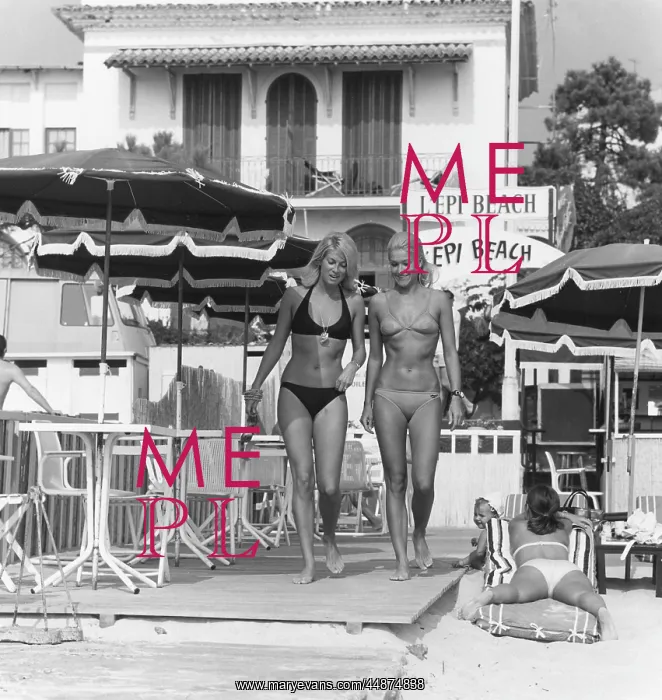 : BIKINI BLONDES ON HOLS : BIKINI BLONDES ON HOLS