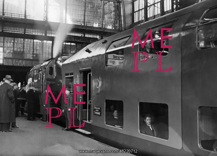 : Bilevel streamlined steam train, 1936 : Bilevel streamlined steam train, 1936