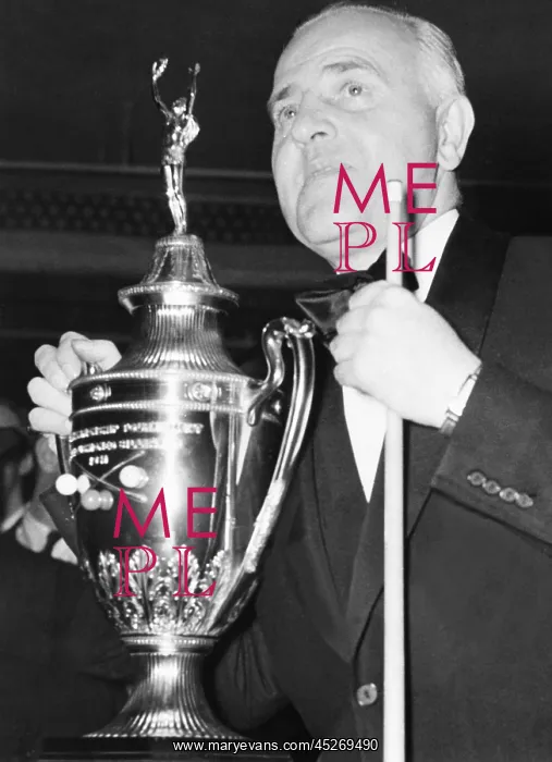 : Billiards Champion, Willie Hoppe, with trophy for : Billiards Champion, Willie Hoppe, with trophy for