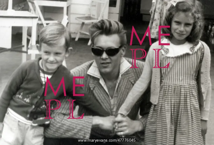 : Billy Fury and two young fans : Billy Fury and two young fans