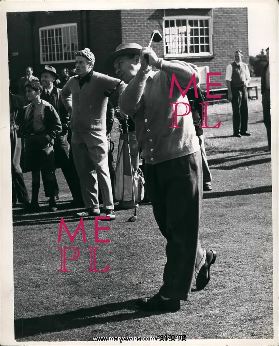 : Bing Crosby and Bob Hope practise for golf match, Berkshire : Bing Crosby and Bob Hope practise for golf match, Berkshire