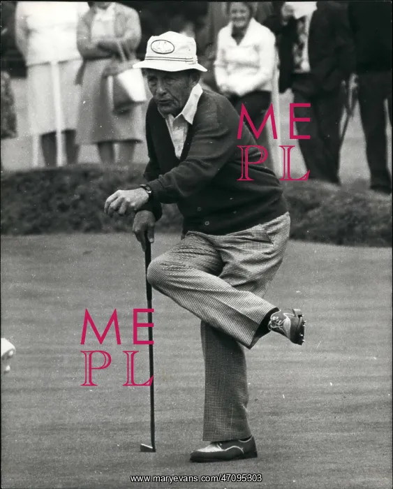 : Bing Crosby playing golf in 1976 : Bing Crosby playing golf in 1976