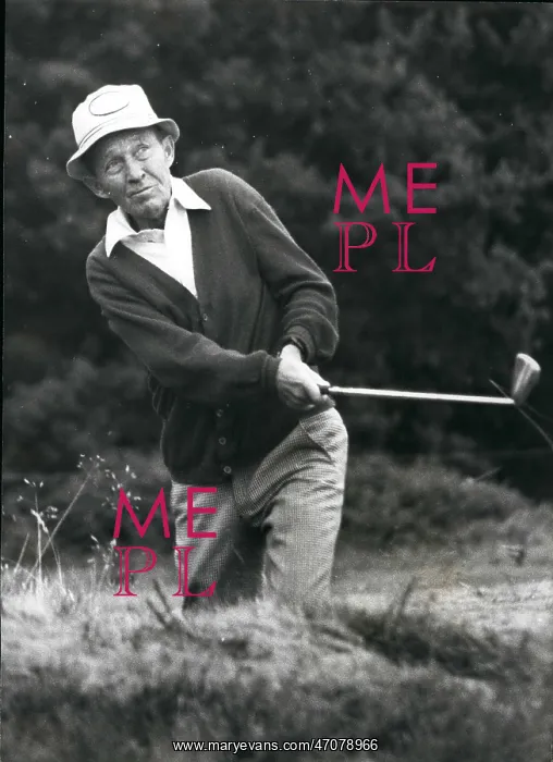 : Bing Crosby playing golf : Bing Crosby playing golf