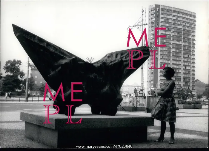 : Bird-shaped sculpture by Hartung in Berlin : Bird-shaped sculpture by Hartung in Berlin