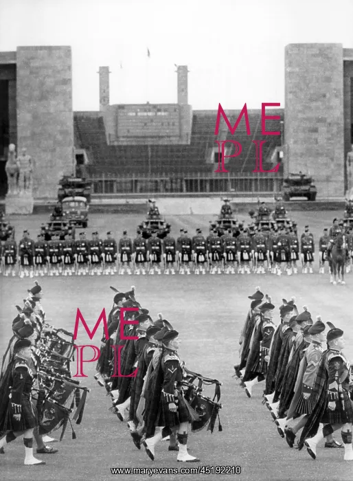 : Birthday parade for the British queen in Berlin : Birthday parade for the British queen in Berlin