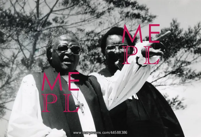 : Bishop Desmond Tutu pointing whith his finger : Bishop Desmond Tutu pointing whith his finger