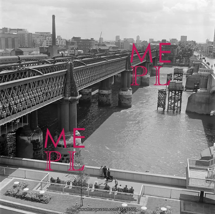 : BLACKFRIARS BRIDGE : BLACKFRIARS BRIDGE