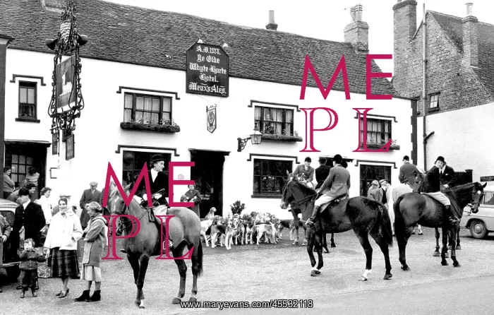  : Bletchingley, the Hunt at Ye Olde Whyte Harte Hotel c1965