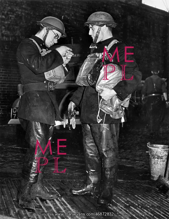 : Blitz in London -- two AFS firefighters, WW2 : Blitz in London -- two AFS firefighters, WW2