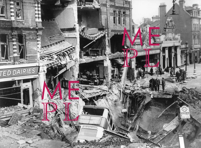 : Blitz in London -- aftermath of bombing : Blitz in London -- aftermath of bombing