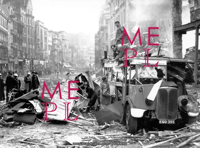: Blitz in London -- aftermath of bombing : Blitz in London -- aftermath of bombing