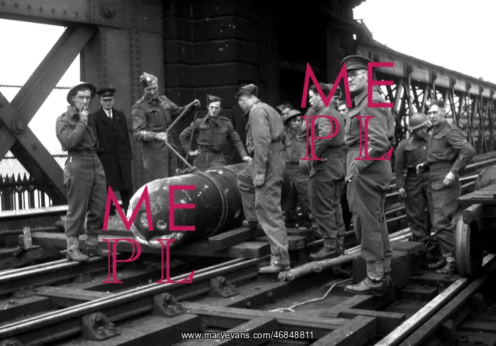 : Blitz in London -- bomb disposal at Charing Cross : Blitz in London -- bomb disposal at Charing Cross