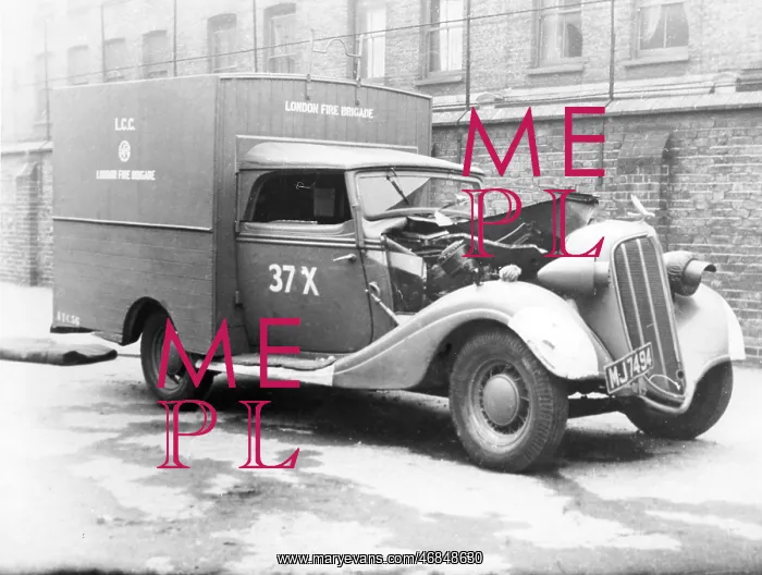 : Blitz in London -- damaged LFB vehicle, Shoreditch, WW2 : Blitz in London -- damaged LFB vehicle, Shoreditch, WW2