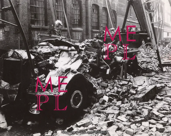 : Blitz in London -- damaged vehicle, WW2 : Blitz in London -- damaged vehicle, WW2