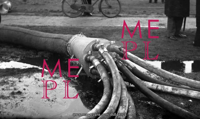 : Blitz in London -- emergency water mains for firefighting : Blitz in London -- emergency water mains for firefighting