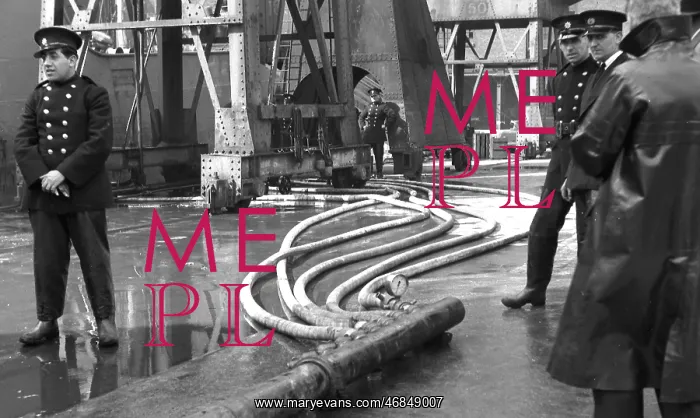 : Blitz in London -- emergency water mains for firefighting : Blitz in London -- emergency water mains for firefighting