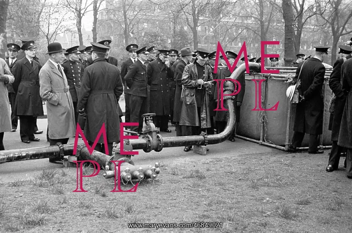 : Blitz in London -- emergency water mains for firefighting : Blitz in London -- emergency water mains for firefighting
