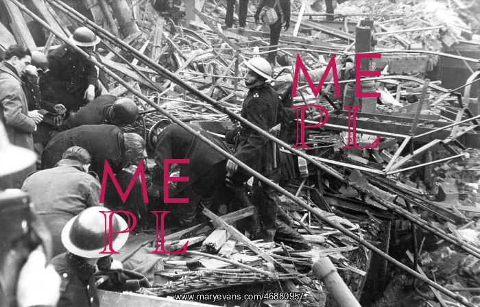 : Blitz in London -- extricating a casualty, WW2 : Blitz in London -- extricating a casualty, WW2