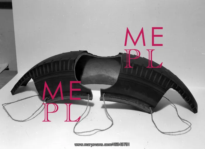 : Blitz in London -- improvised shoulder protectors : Blitz in London -- improvised shoulder protectors