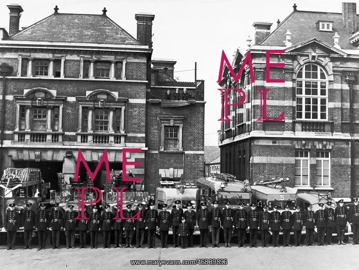 : Blitz in London -- Regulars and Auxiliaries side by side : Blitz in London -- Regulars and Auxiliaries side by side