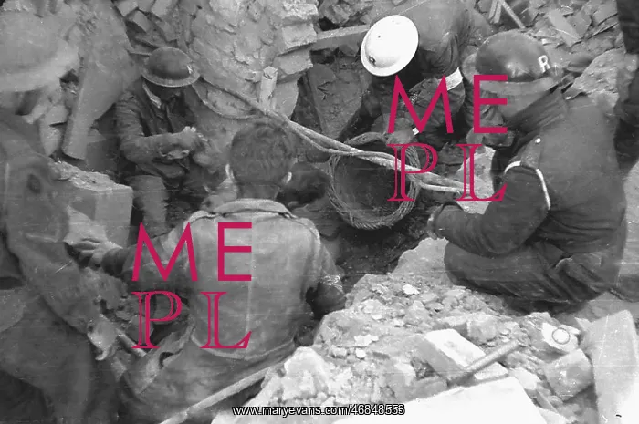 : Blitz in London -- rescue workers searching debris, WW2 : Blitz in London -- rescue workers searching debris, WW2