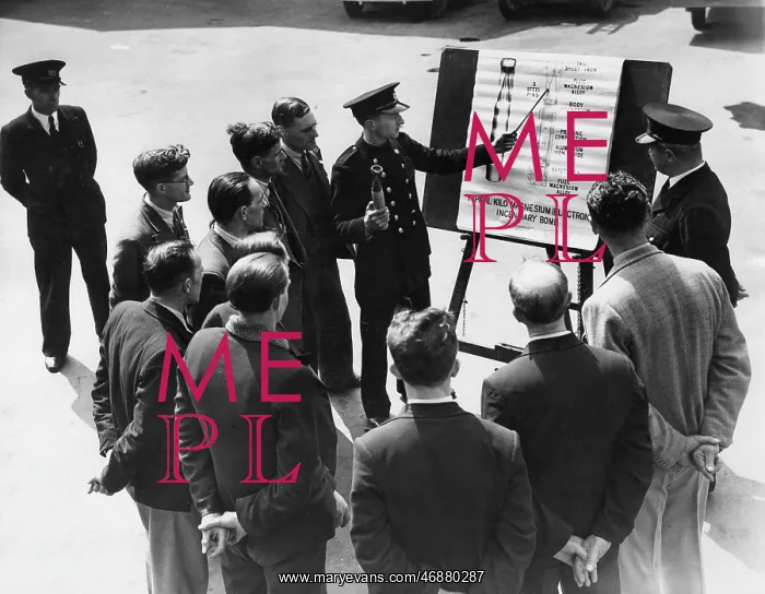 : Blitz in London -- training office workers, WW2 : Blitz in London -- training office workers, WW2