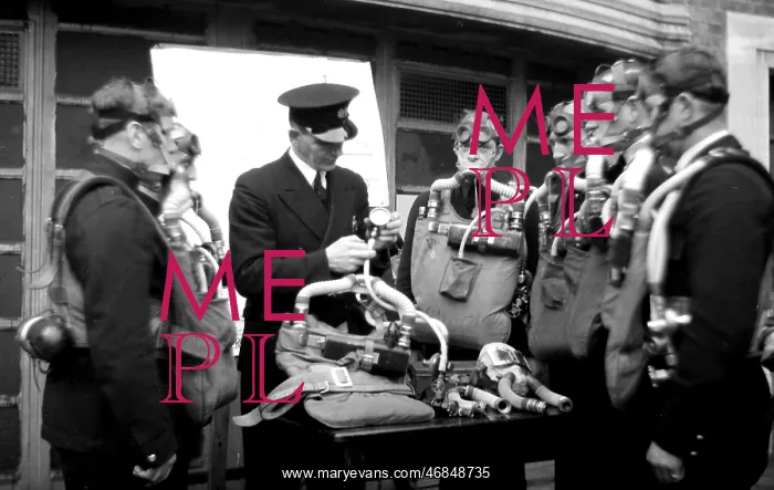 : Blitz in London -- training in use of breathing apparatus : Blitz in London -- training in use of breathing apparatus