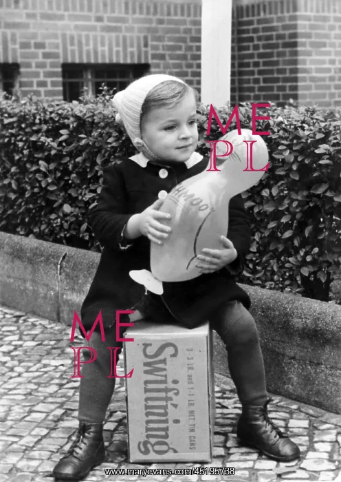 : Blockade Berlin 1948: Child with care package : Blockade Berlin 1948: Child with care package