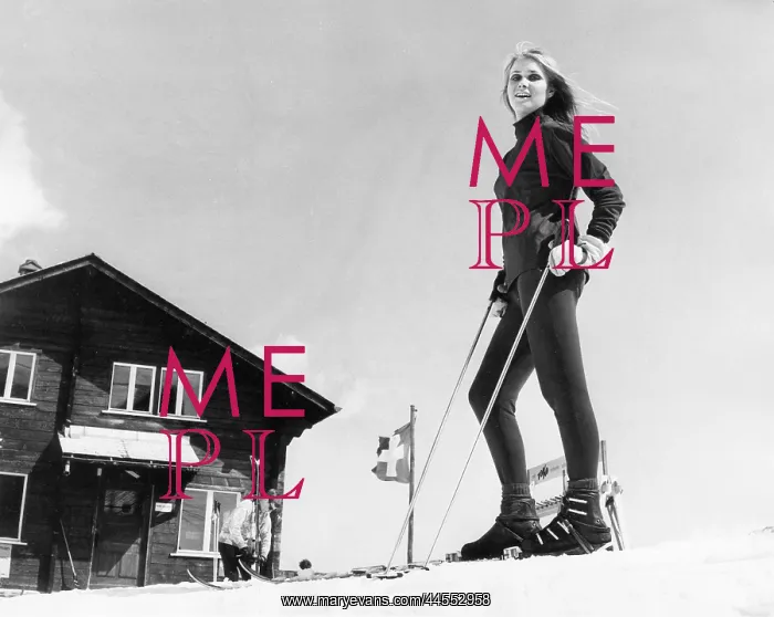  : BLONDE SKI MODEL