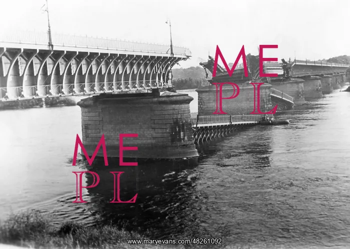 : Blown up bridge over the Loire, 1940 : Blown up bridge over the Loire, 1940