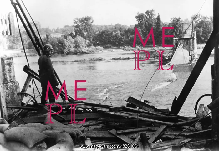 : Blown up bridge over the Loire, 1940 : Blown up bridge over the Loire, 1940