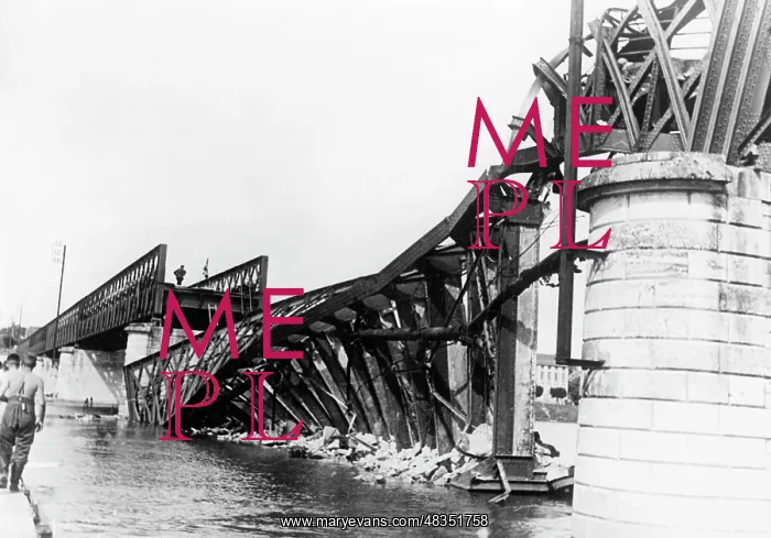 : Blown up bridge over the Loire, 1940 : Blown up bridge over the Loire, 1940
