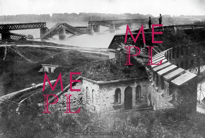 : Blown up Vistula bridge in Warsaw, 1915 : Blown up Vistula bridge in Warsaw, 1915