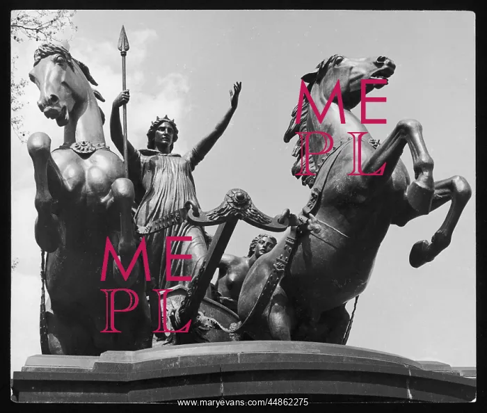 : BOADICEA STATUE : BOADICEA STATUE