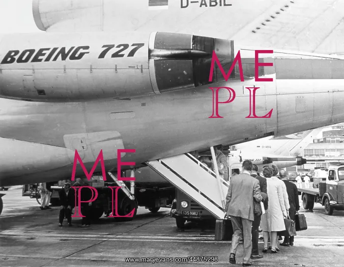 : BOARDING A BOEING 747 : BOARDING A BOEING 747