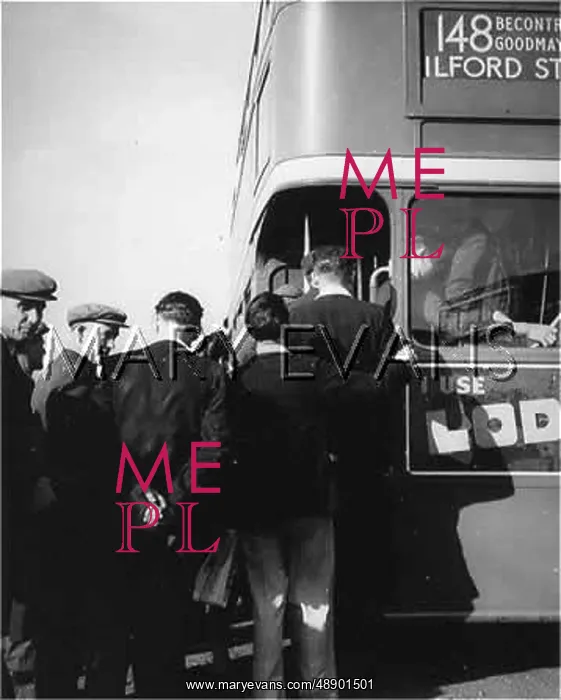 : BOARDING BUSY BUS 148 : BOARDING BUSY BUS 148